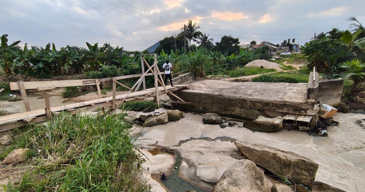 Kenyasi 18 residents fear for children’s safety as broken bridge cuts off community
