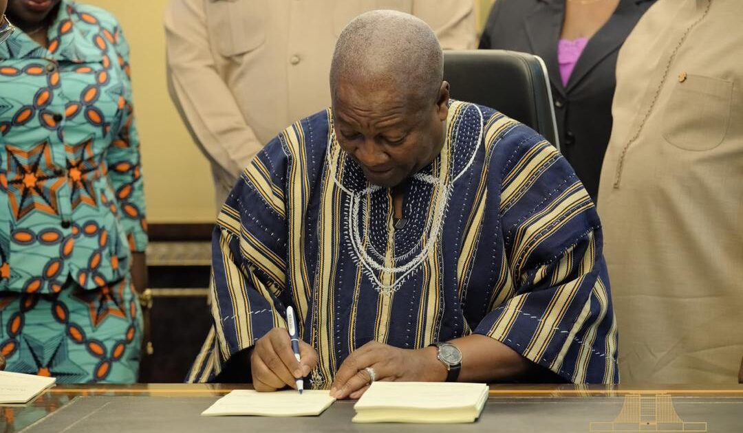 Photos : Mahama signs new GIPA Act into law to boost Ghana’s investment drive