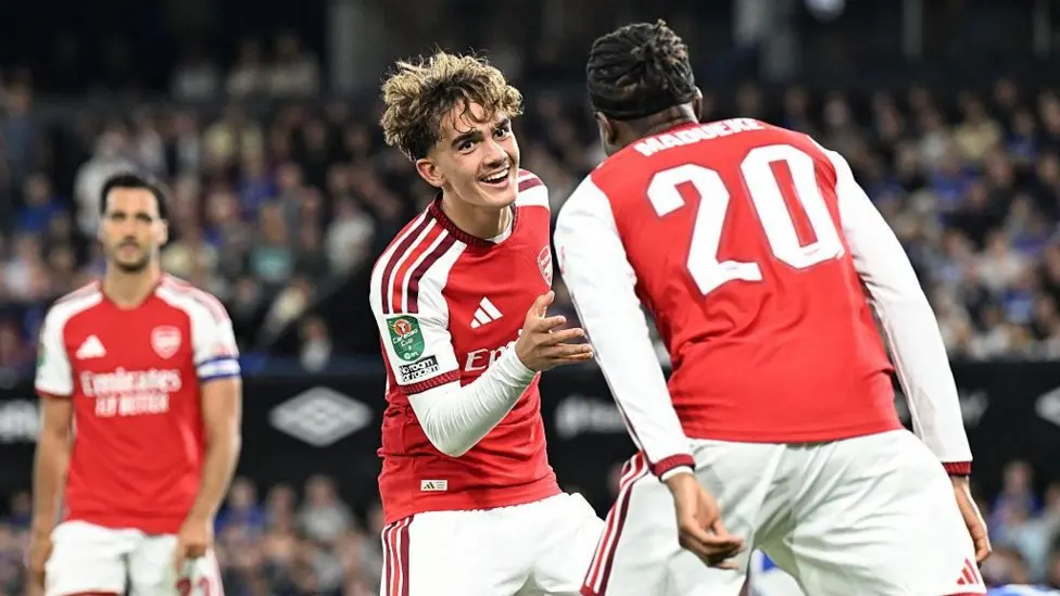 Dowman scores twice as Arsenal beat Ipswich